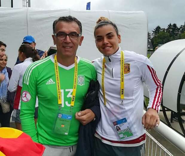 Misa con su padre en Francia, donde se disputó el Mundial (Foto TA)